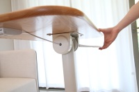 Bureau debout pneumatique intelligent Ada, table pliante avec plateau inclinable et roulettes verrouillables
