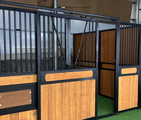Box de stockage portables pour chevaux en structure acier préfabriquée sécurisée, panneaux d'écurie en bambou, bois et acier galvanisé avec mangeoire