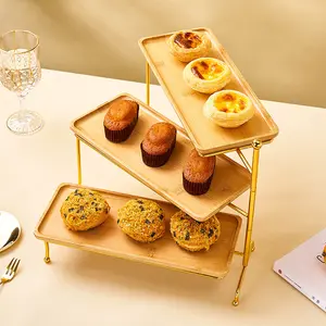 3 Camadas Removível Baking Tray Gold Metal Cake Snack Sobremesa Display Stand com Placa Cerâmica De Madeira
