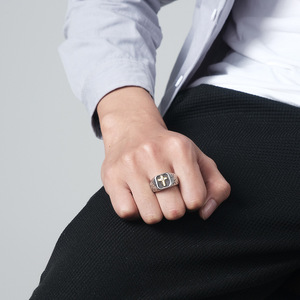 แหวนสแตนเลสสตีลรูปกากบาทสำหรับผู้ชาย ประดับเพชรแบบฝังสไตล์เรโทรพังก์ ของขวัญเครื่องประดับ K-R600 - Product Image 2