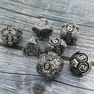 Ensemble de dés polyédriques en alliage de zinc écologiques et durables Feeron, faits à la main, pour D&D et jeux de dragons, 7 pièces avec emballage en forme de pirate - Product Image 2