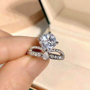 Elegante Anello a Goccia con Corona, Gioiello di Lusso Stile Principessa per Donna - Product Image 1