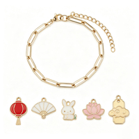 Bracelets à breloques en émail en gros, avec plusieurs pendentifs, bijoux ajustables plaqués or pour femmes, idéaux pour offrir en cadeau