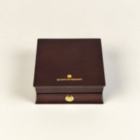 Boîte à monnaies et médailles en bois brun foncé avec doublure en velours, charnière et fermoir dorés, logo personnalisé pour collection et présentation de pièces commémoratives