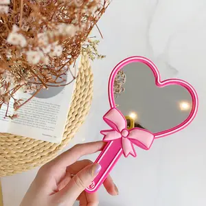 Портативное розовое зеркало для макияжа в форме сердца