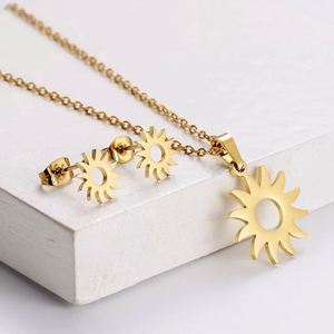 Conjunto de Joyería de Moda en Acero Inoxidable con Colgante en Forma de Corazón, Aretes y Collar, Diseño de Luna y Estrella, Joyería de Lujo para Mujer - Product Image 5