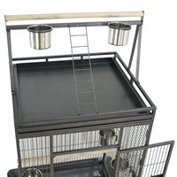 Enclos pour perroquets à toit ouvert avec échelle et mangeoires, support à roulettes pour un déplacement pratique en intérieur