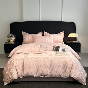 Parure de lit de luxe légère en soie glacée brodée quatre pièces pour l'été, comprenant housse de couette, drap et ensemble de literie en soie et coton haut de gamme - Product Image 1