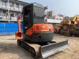 Mini-excavatrice Hitachi ZX55UR avec godet de terrassement d'une capacité de 0,18 m³, poids opérationnel de 5 tonnes, modèle hydraulique sur chenilles d'occasion - Product Image 3
