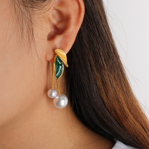 Boucles d'oreilles pendantes en perles de feuille d'huile verte vintage personnalisées, vente en gros, boucles d'oreilles à clous en alliage d'or 18 carats, bijoux fabriqués - Product Image 1