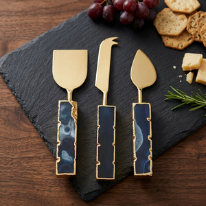 Ensemble de 3 couteaux à fromage faits à la main en acier inoxydable, lames dorées, manches rectangulaires gris onyx, vaisselle de luxe polie - Product Image 1