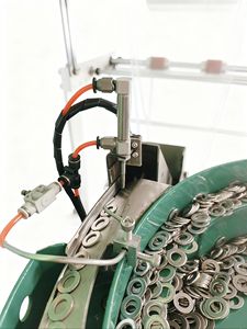 สายการบรรจุภัณฑ์อัตโนมัติสำหรับสกรูและอุปกรณ์ยึดติดในอุตสาหกรรม เครื่องบรรจุภัณฑ์ - Product Image 4