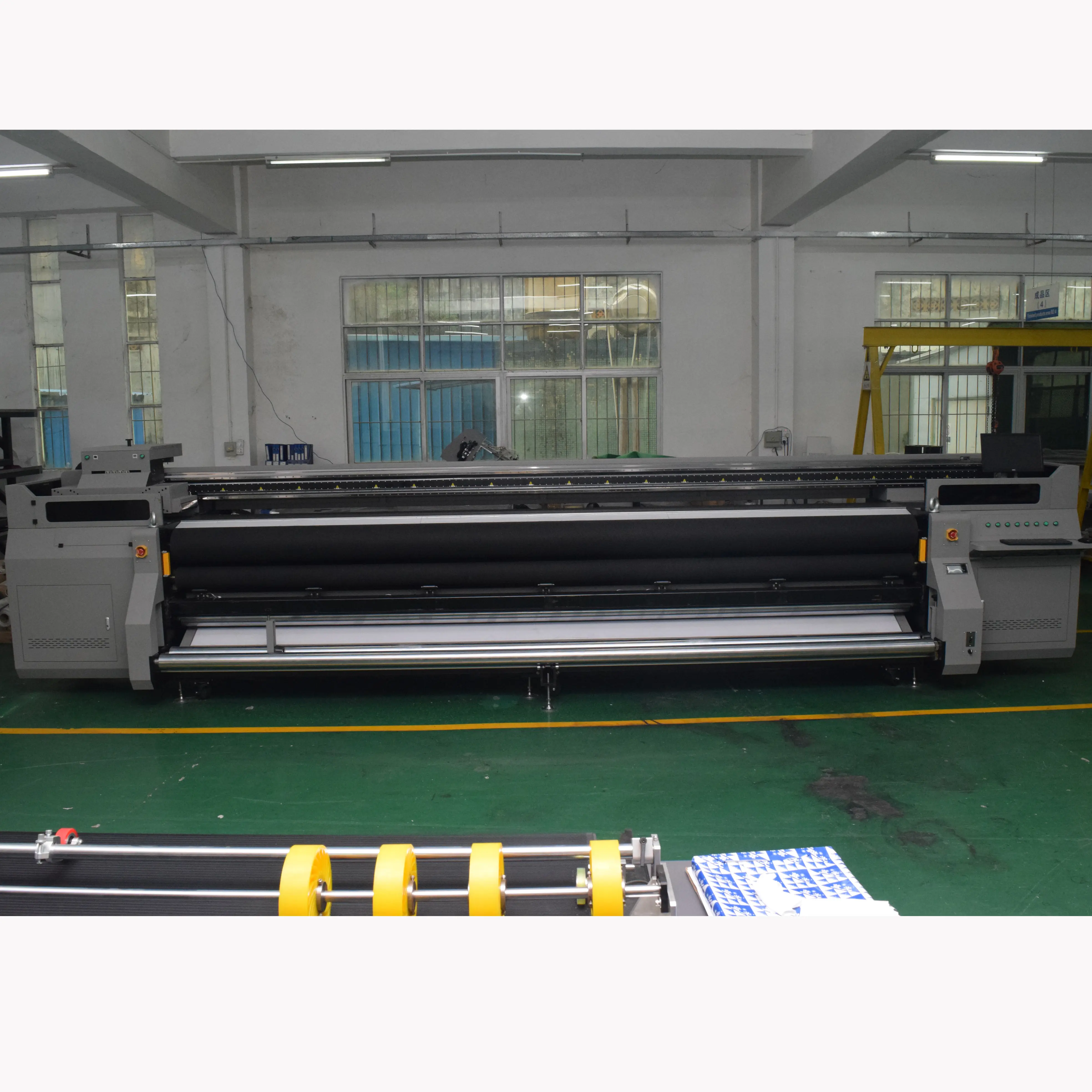 नवीनतम योटा प्रिंटर इंकजेट यूवी प्रिंटर के लिए क्योसेरा प्रिंटहेड के साथ संगत 5000 मिमी के साथ रोल टू रोल प्रिंटर