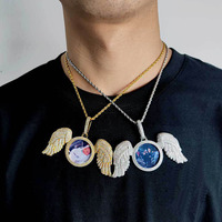 Collier pour homme en zircon avec pendentif personnalisé en forme d'ailes d'ange rondes glacées à la mode