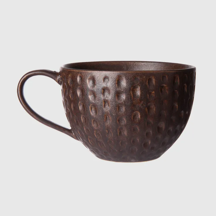 Tazas de café de metal de gres redondas únicas de estilo europeo, diseño minimalista con empuñadura, puntos grabados, taza de té de agua de cerámica de porcelana