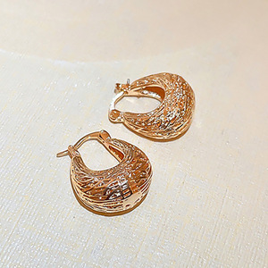 Orecchini a polsino geometrici a forma di U con design minimalista in metallo di lusso leggero per donna. - Product Image 4