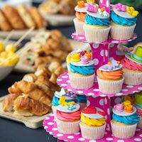 Doublures à cupcakes blanches étuis à cupcakes tasses de cuisson étui à muffins en papier de qualité alimentaire personnalisé porte-plateau