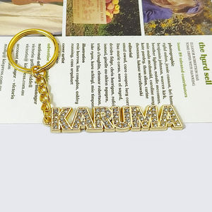 سلسلة مفاتيح معدنية مخصصة بشعار على شكل حرف، حلقة مفاتيح مرصعة بالكريستال والأحجار الكريمة - Product Image 1