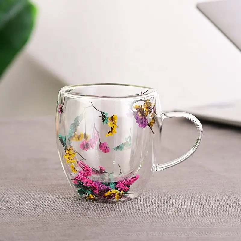 नए डिज़ाइन का डबल वॉल ग्लास कप सूखे फूलों के साथ अंदर बोरोसिलिकेट ग्लास कप हैंडल और फूलों के साथ