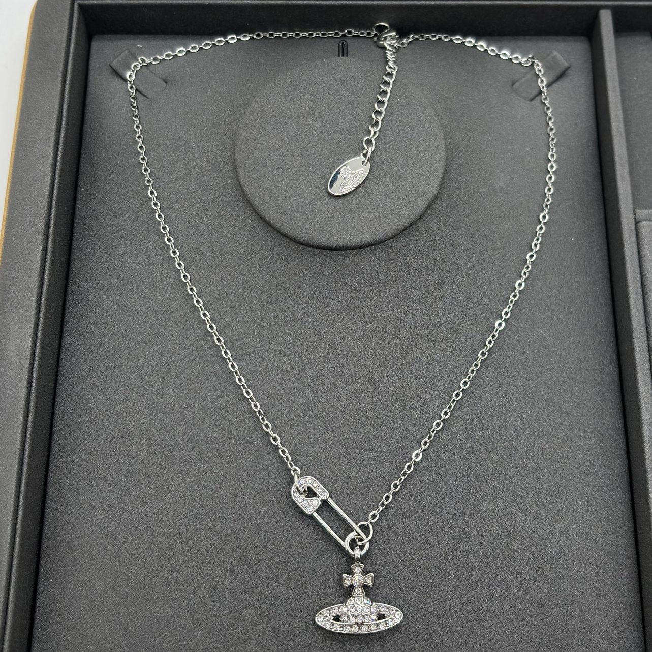 สร้อยคอเข็มกลัดเงิน