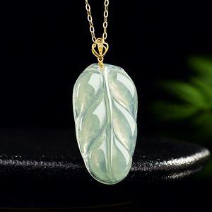 จี้หยกใบไม้แท้จากพม่า จี้รูปใบไม้พร้อมตัวล็อคทองคำ 18K และประดับด้วยหยกเกรดไอซ์เกรด - Product Image 4
