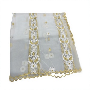 Châle en mousseline de soie en gros, bordure cachemire dorée, accent brodé de pierres, bord festonné, ivoire, OEM ODM personnalisé - Product Image 1