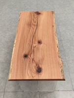 Table basse contemporaine élégante en bois massif de chêne rouge à bord naturel, faite à la main, robuste, écologique et polyvalente pour la maison