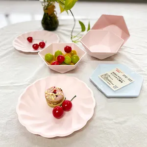 Placas naturais feitas de papel da festa do jantar do papel descartável da cor para graças