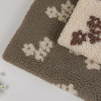 Tissu en polaire sherpa jacquard floral tricoté 100 % polyester de 380 g/m², poids moyen, pelucheux, pour manteaux, robes, vêtements et textiles de maison pour filles
