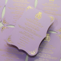 Menú de Boda en Papel Lavanda Morado con Impresión en Dorado Real y Diseño Personalizado