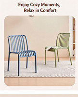 Fauteuil d'extérieur empilable en plastique avec accoudoirs, assise à lattes confortable, dossier résistant aux intempéries pour patio, jardin, hôtel, restaurant