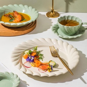 Juego de Vajilla de Cerámica de Lujo con Relieve en Espiral Nórdico, Platos de Porcelana en Blanco Crema y Verde Salvia para Restaurante, Hotel, Venta al por Mayor - Product Image 4