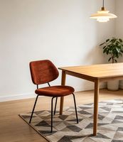 Chaise de salle à manger rétro en tissu doux couleur caramel avec dossier arrondi, pieds en métal noir pour la maison, le bureau et l'hôtel