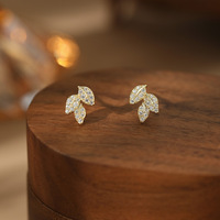 Élégantes boucles d'oreilles clous en argent sterling 925 avec feuilles pavées, trois feuilles en zircon, boucles d'oreilles clous fines