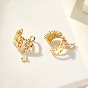 Pendientes de clip con diseño geométrico en forma de C con circonita dorada y gota de agua para mujer - Product Image 4