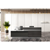 Bureau de direction moderne au design élégant, mobilier de bureau, bureau d'ordinateur, bureau de patron avec armoire