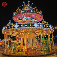 Manège de luxe pour parc d'attractions extérieur sur le thème du carnaval, carrousel avec chevaux, lumières et musique