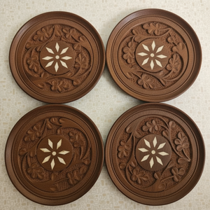 Sous-verres en bois faits à la main avec une texture naturelle pour une décoration de table unique et une sécurité accrue - Product Image 1