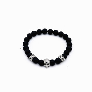 Bracelet perlé tendance Yunnique, agate noire mate 8 mm avec crâne en métal antique, perles rondes en argent tibétain, design squelette - Product Image 1