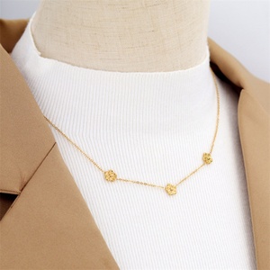 Collier ras-de-cou vintage en acier inoxydable avec pendentif fleur de prunier plaqué or - Product Image 4
