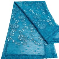 Tissu en dentelle bleu sarcelle avec broderie de perles et de sequins tubulaires pour robes de soirée et robes ajourées tendance