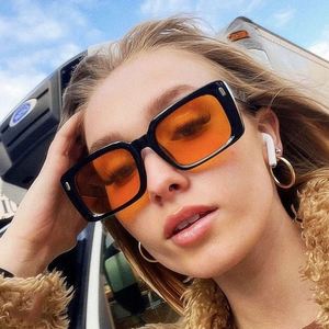 Vente en gros de lunettes de soleil personnalisées à la mode, couleur bonbon, style punk, petite monture carrée, lunettes de soleil pour femmes - Product Image 5