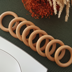 Anneau de serviette en bois au design élégant avec finition brune, idéal pour les repas de style campagnard - Product Image 1