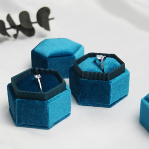 صندوق مجوهرات سداسي الشكل مخصص بشعار العلامة التجارية للهدايا الصغيرة في حفلات الزفاف، صندوق خواتم مخملي وردي بالجملة - Product Image 4