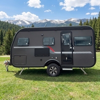 Camping-car moderne en excellent état, tout-terrain, pour le camping et les voyages, remorques de restauration, construction en aluminium avec salle de bain
