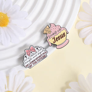 La vida es más dulce con Jesús, pin esmaltado, fe cristiana, Biblia, lazo, cruz, ella se ríe sin temor al futuro, broche, joyería - Product Image 2