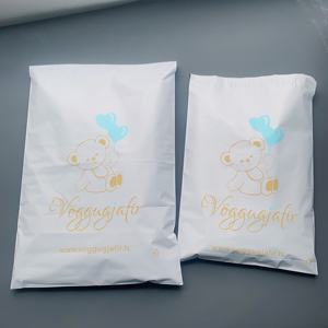 Sacs d'expédition blancs mats de qualité supérieure avec logo personnalisé en feuille d'or - Enveloppes polyvalentes autocollantes pour l'emballage e-commerce - Product Image 2