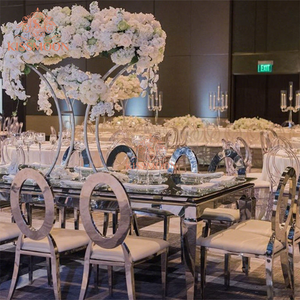 طاولة فاخرة مستطيلة الشكل للمناسبات الملكية بإطار من الفولاذ المقاوم للصدأ الفضي وسطح من الزجاج المقسى لحفلات الزفاف - Product Image 3