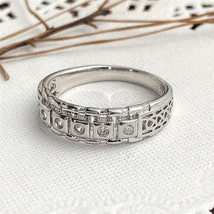Anello Minimalista Geometrico con Zirconi per Donne, Gioiello Elegante e di Lusso - Product Image 1