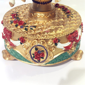 Nueva caja de música para decoración del hogar con diseño de carrusel de <span class=keywords><strong>canciones</strong></span> de feliz cumpleaños, regalo de San Valentín, resina de papel hecha - Product Image 3